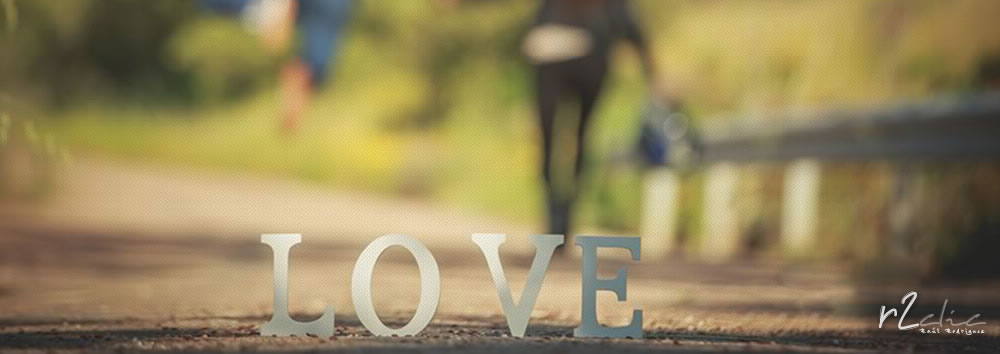 Preboda en Garrovillas de Alconetar (Cáceres) Letras L O V E y novios de la mano paseando en Garrovillas de Alconetar (Cáceres)