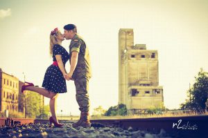 Novio vestido de militar y novia estilo Pin Up frente a las vías de la estación de tren de Arroyo de la Luz (Cáceres)