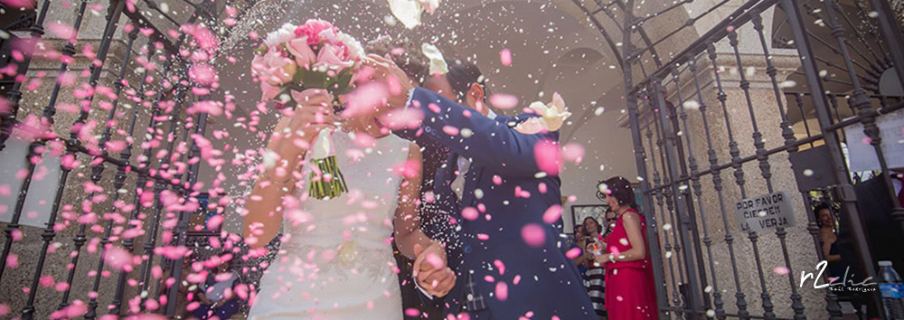 Lluvia de pétalos y arroz al finalizar la ceremonia en la Ermita de Nuestra Señora de la Luz en Arroyo de La Luz - Boda A&P