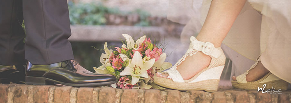 Detalle de zapatos de novio y novia junto al ramo. Boda E&R