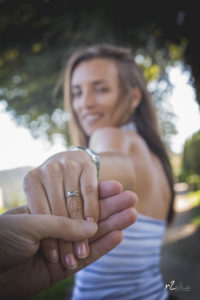 Novio sujeta la mano de la novia mostrando su anillo de compromiso en jardines del Parador de Turismo de Jarandilla de la Vera [boda M&S]