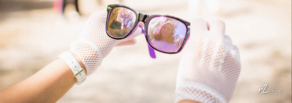 Reflejo de una niña en unas gafas de sol durante su sesión de comunión en Malpartida de Cáceres