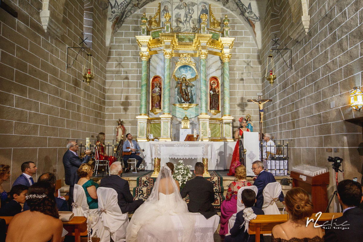 Ceremonia en la Iglesia de San Miguel Arcángel – Portaje (Cáceres) [Boda R&S]