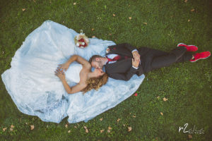 Novios besándose tumbados en el cesped durante la sesión de postboda en Zamora [Boda R&S]