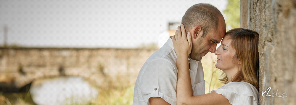 Novios abrazados mirándose junto a la frase "No creo en la magia, debe haber algún truco en tus ojos" de Andres Ixepan En Arroyo de la Luz - Proyecto #365VecesTeQuiero