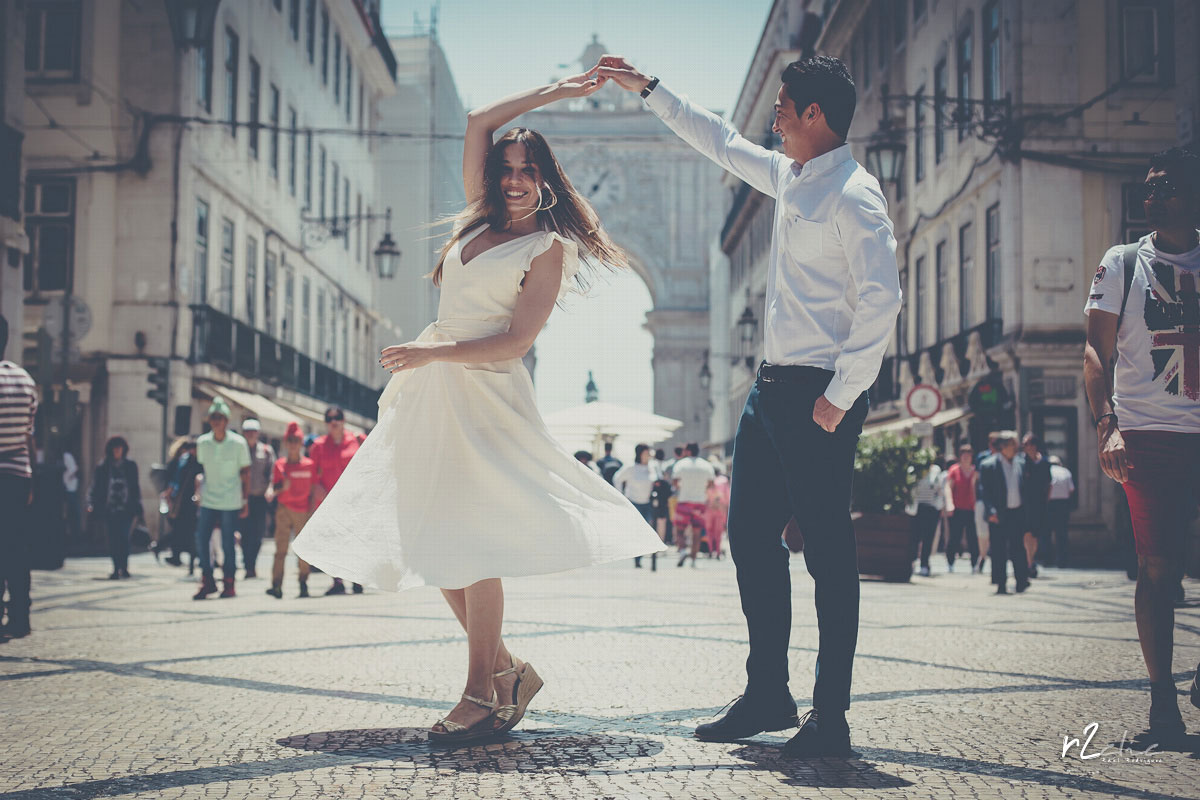 Fotos de preboda en Lisboa. Novios bailando en medio de la Rea Augusta de Lisboa. Foto de R2clic.com [Boda A&J]