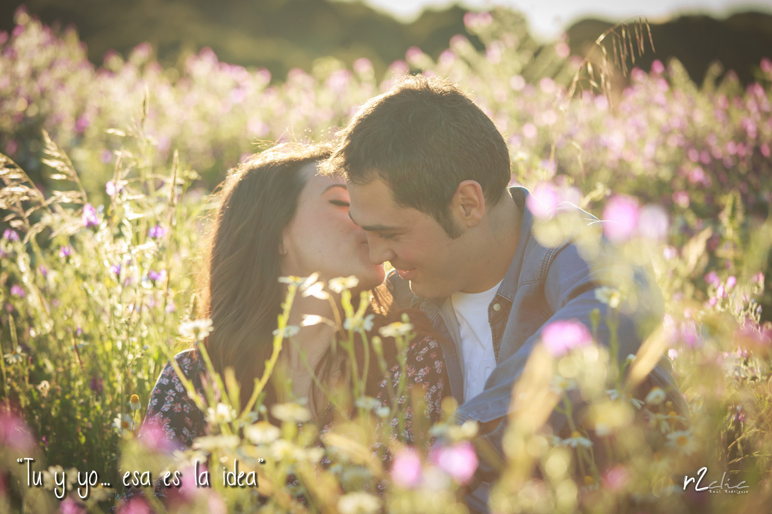 “Tu y yo… esa es la idea" (Preboda en Garrovillas de Alconetar) Foto de r2clic.com, tomada durante un reportaje de preboda en Garrovillas de Alconetar. Novios rodeados por flores silvestres. Frase acompañando a foto: “Tu y yo… esa es la idea"