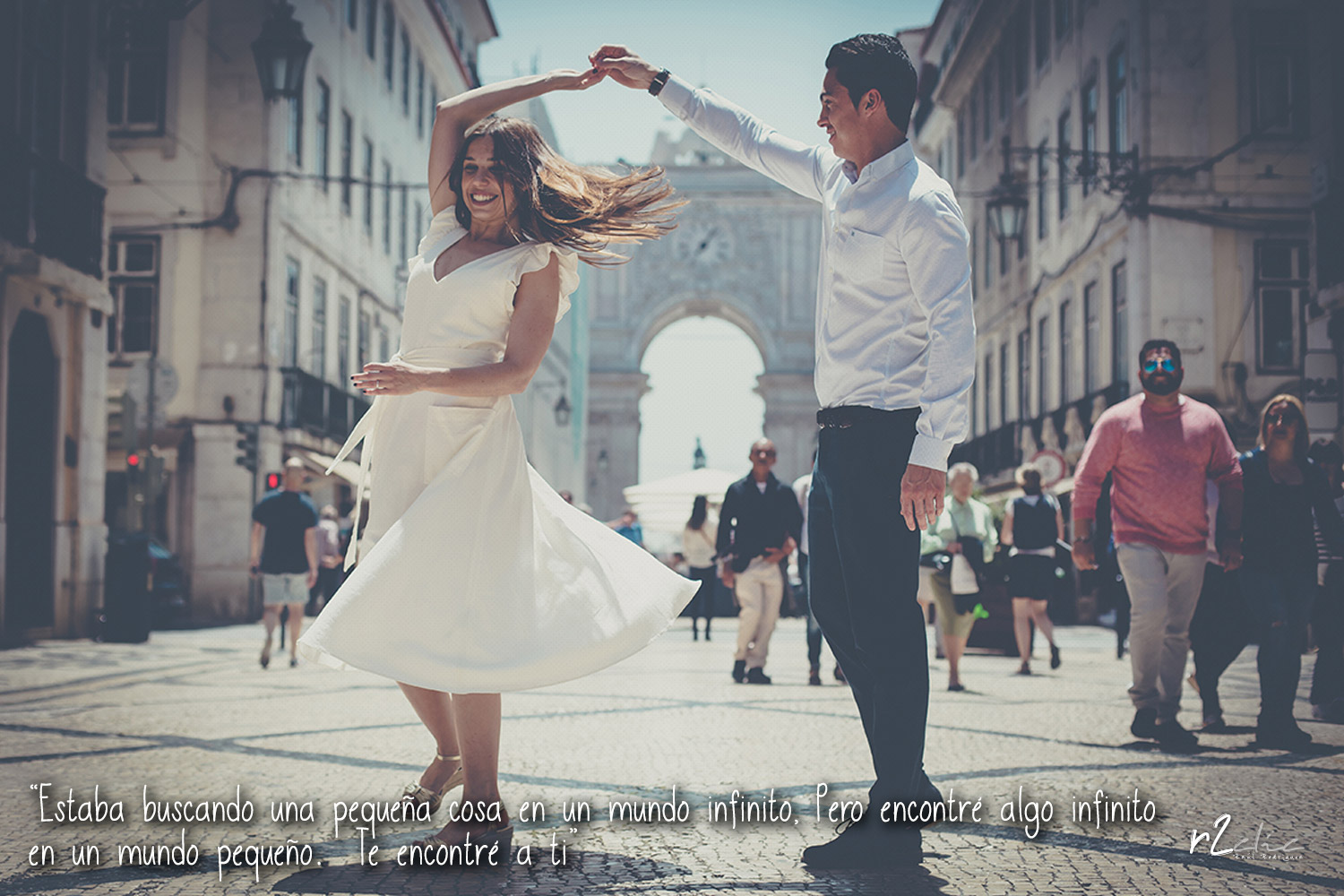 “Estaba buscando una pequeña cosa en un mundo infinito, Pero encontré algo infinito en un mundo pequeño. Te encontré a ti” (Preboda en Lisboa) Foto de r2clic.com, tomada durante un reportaje de pre boda en Lisboa (Portugal). Novios bailando en la ruta Augusta rodeados de gente. Frase acompañando a foto: “Estaba buscando una pequeña cosa en un mundo infinito, Pero encontré algo infinito en un mundo pequeño. Te encontré a ti”