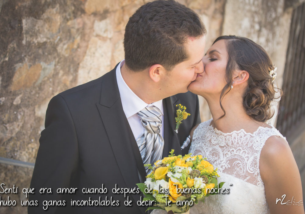 Foto de r2clic.com, tomada durante un reportaje de boda en Casar de Cáceres. Novio cogiendo a la novia en brazos mientras la besa. Frase acompañando a foto: Sentí que era amor cuando después de las "buenas noches" hubo unas ganas incontrolables de decir: “Te amo”