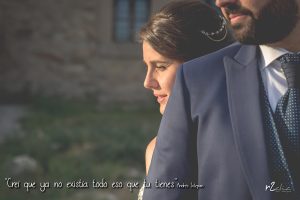 “Creí que ya no existía todo eso que tu tienes” Andrés Ixtepan (Boda en Brozas) Foto de r2clic.com, tomada durante un reportaje de boda en Brozas. Novios uniendo sus espaldas mirando al horizonte. Frase acompañando a foto: “Creí que ya no existía todo eso que tu tienes” Andrés Ixtepan