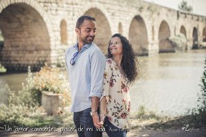 “Un amor conocerte… placer de mi vida” (Preboda en Mérida) Foto de r2clic.com, tomada durante un reportaje de preboda en Mérida. Novios uniendo sus espaldas mientras sujetan sus manos y se miran sonriendo.. Frase acompañando a foto: “Un amor conocerte… placer de mi vida”