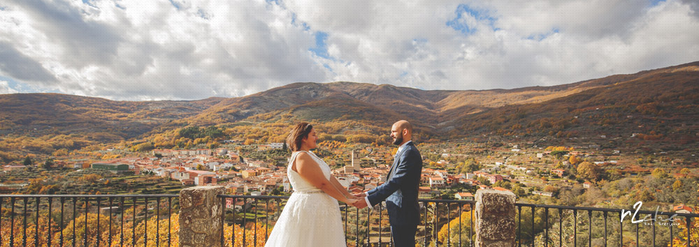 Foto de r2clic.com, tomada durante un reportaje de post boda en Garganta la Olla. Novios mirándose cogiéndose de las manos en un mirador desde el que se ve todo el pueblo. Frase acompañando a foto: “No hubo trucos simplemente nuestros ojos coincidieron en el momento perfecto”