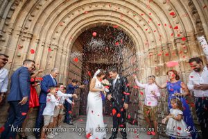 “Antes no me imaginaba contigo… y ahora no me imagino sin ti” Piel canela (Boda en Arroyo de la Luz) Foto de r2clic.com, tomada durante una boda religiosa en Arroyo de la Luz. Novios bajo la lluvia de arroz y pétalos al finalizar la ceremonia en la puerta De la Iglesia. Frase acompañando a foto: “Antes no me imaginaba contigo… y ahora no me imagino sin ti” Piel canela