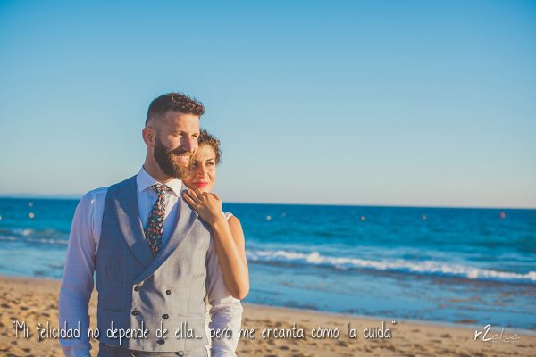 “Mi felicidad no depende de ella… pero me encanta cómo la cuida” (Boda en Zahara de los Atunes) Foto de r2clic.com, tomada durante un reportaje de boda en Trujillo. Novios besándose bajo el velo de la novia. Frase acompañando a foto: “Mi felicidad no depende de ella… pero me encanta cómo la cuida” (Boda en Zahara de los Atunes)