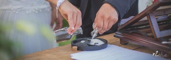 Foto de r2clic.com, tomada durante una ceremonia civil en el Hotel Palacio Imperial de Jarandilla De la Vera. Ceremonia de la arena sobre un símbolo del yin y el Yang. Frase acompañando a foto: “Te quiero en las buenas, en las malas y para siempre conmigo” (Boda civil en Jarandilla De la Vera)