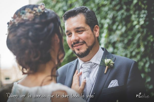 “Quiero ser la sonrisa que te dure toda la vida” (Reportaje de boda en Cáceres) Foto de r2clic.com, tomada durante un reportaje de boda en Cácers. Novio sonriendo mientras mira a la novia. Frase acompañando a foto: “Quiero ser la sonrisa que te dure toda la vida” (Reportaje de boda en Cáceres) “Quiero ser la sonrisa que te dure toda la vida”