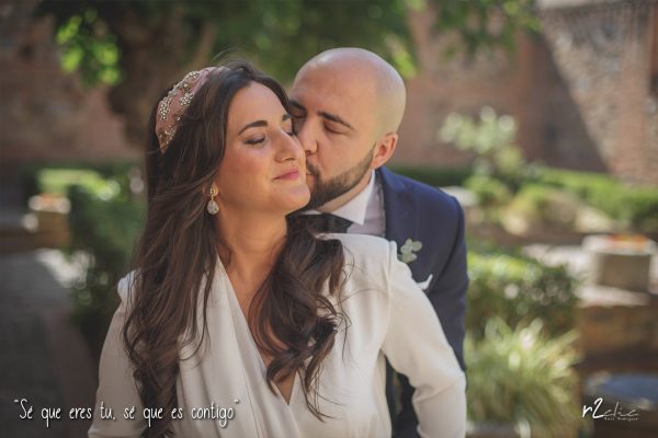 “Sé que eres tu, sé que es contigo" (Reportaje de boda en Cáceres) Foto de r2clic.com, tomada durante un reportaje de boda en “El Convento” de Brozas. Novios mostrando sus alianzas de boda mientras se besan. Frase acompañando a foto: “Sé que eres tu, sé que es contigo" (Reportaje de boda en Cáceres)