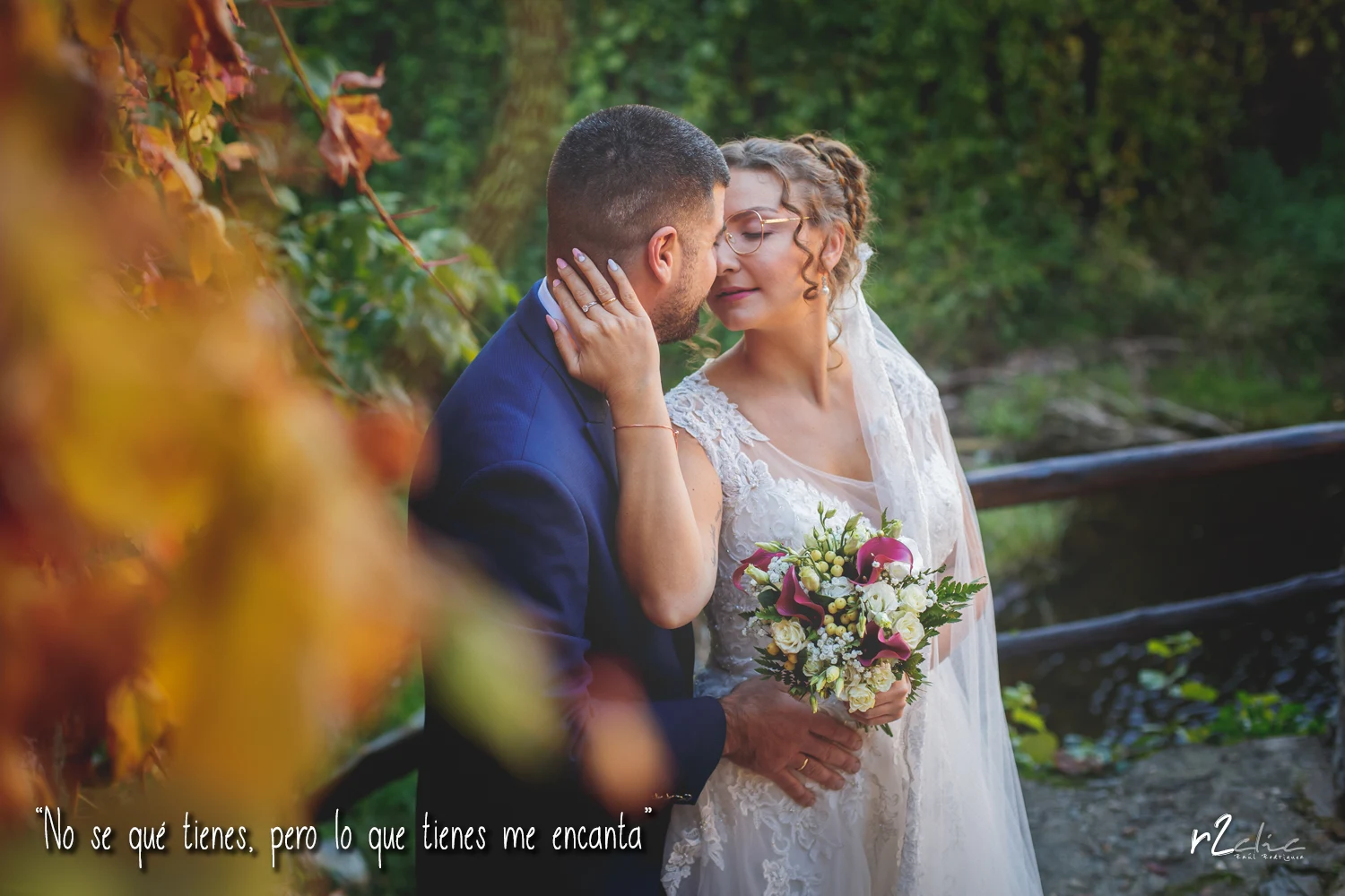 Foto 1048 de r2clic.com - Proyecto 365VecesTeQuiero (Fotos de boda y frases de amor) - Reportaje de boda en Robledillo de Gata. Novios besándose junto a un río en otoño. Frase acompañando a foto: “No se qué tienes, pero lo que tienes me encanta” (Reportaje de boda en Robledillo de Gata)