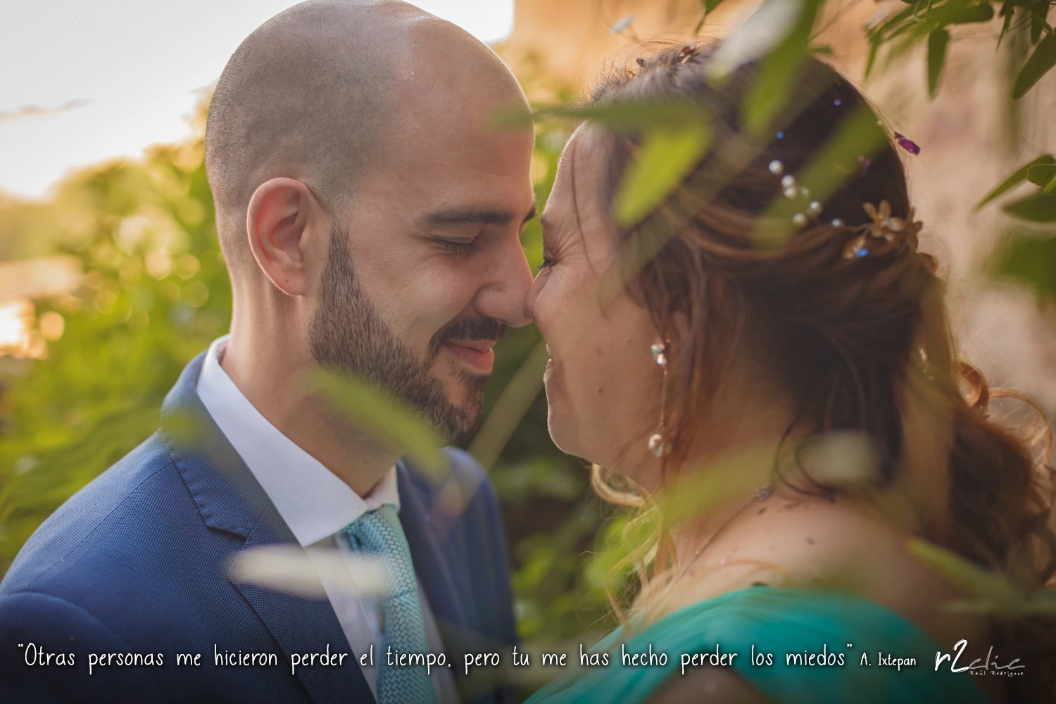 Foto 1052 de r2clic.com - Proyecto 365VecesTeQuiero (Fotos de boda y frases de amor) - Reportaje de boda en Cáceres. Novios sonriendo tras besarse. Frase acompañando a foto: “Otras personas me hicieron perder el tiempo, pero tu me has hecho perder los miedos” Andrés Ixtepan (Boda en Cáceres)