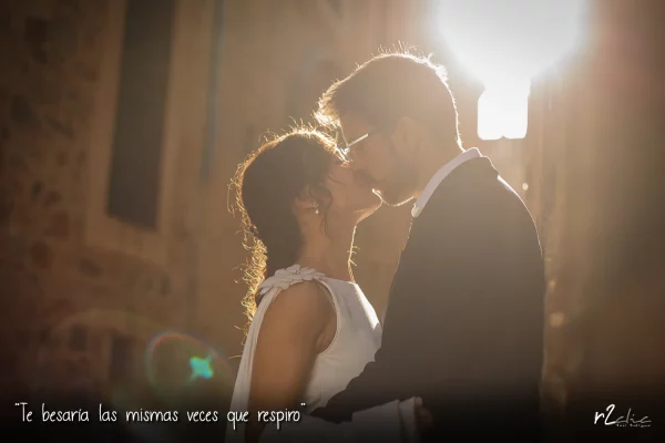 Foto 1246 de r2clic.com - Proyecto 365VecesTeQuiero (Fotos de boda y frases de amor) · Reportaje de boda en Cáceres. Novios besándose bajo el Arco de las Estrella en el casco antiguo. Frase acompañando a foto: “Te besaría las mismas veces que respiro” (Reportaje de boda en Cáceres)