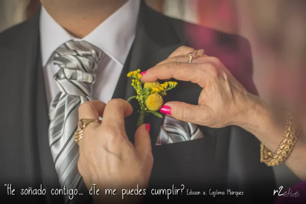 Foto 1249 de r2clic.com - Proyecto 365VecesTeQuiero (Fotos de boda y frases de amor). Reportaje de boda en Cáceres. Preparativos en el domicilio del novio. Frase acompañando a foto: · “He soñado contigo… ¿Te me puedes cumplir? Edisson a. Cajilima Márquez (Preparativos del novio en Cáceres)