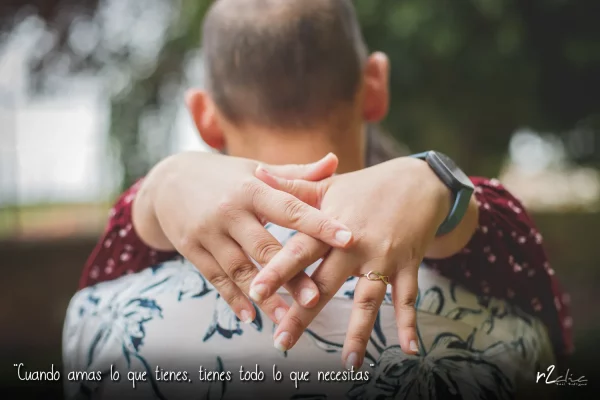 Foto 1251 de r2clic.com - Proyecto 365VecesTeQuiero (Fotos de boda y frases de amor) · Reportaje de preboda en Cáceres. Novios abrazados en el casco antiguo. Frase acompañando a foto: “Cuando amas lo que tienes, tienes todo lo que necesitas” (Reportaje de boda en Cáceres)