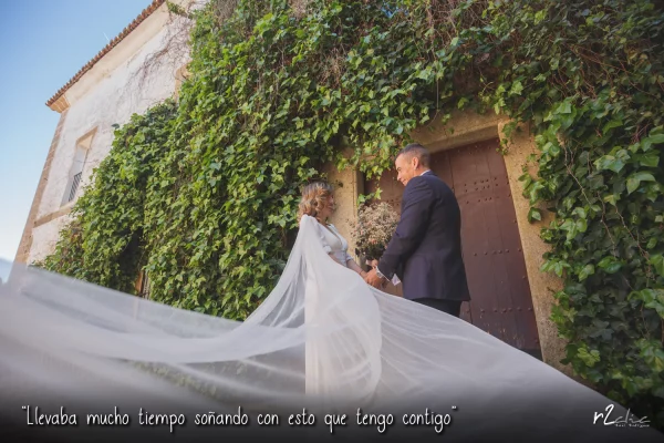 Foto 1253 de r2clic.com - Proyecto 365VecesTeQuiero (Fotos de boda y frases de amor) · Reportaje de boda en Cáceres. Novios cogidos de la mano y sonriendo. Frase acompañando a foto: · “Llevaba mucho tiempo soñando con esto que tengo contigo” (Reportaje de boda en Cáceres)