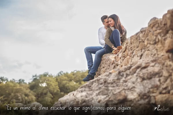 Foto 1255 de r2clic.com - Proyecto 365VecesTeQuiero (Fotos de boda y frases de amor) - Reportaje de boda en Torremocha. Novios abrazados en un paraje natural. Frase acompañando a foto: “Es un mimo al alma escuchar lo que significamos para alguien”” (Reportaje de boda en Torremocha) ·