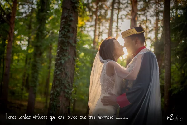 Foto 1256 de r2clic.com - Proyecto 365VecesTeQuiero (Fotos de boda y frases de amor) · Reportaje de boda en la naturaleza. Novios abrazados en medio de un bosque al atardecer. Frase acompañando a foto: “Tienes tantas virtudes que casi olvido que eres hermosa” Andrés Ixtepan (Reportaje de boda en Cáceres)