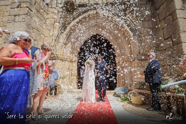 Foto 1258 de r2clic.com - Proyecto 365VecesTeQuiero (Fotos de boda y frases de amor) · Reportaje de boda en Navas del Madroño. Novios bajo una lluvia de pétalos y mariposas al finalizar la ceremonia religiosa. Frase acompañando a foto: · “Seré tu cielo si quieres volar” (Reportaje de boda en Navas del Madroño)