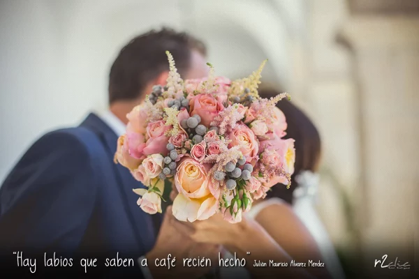 Foto 1259 de r2clic.com - Proyecto 365VecesTeQuiero (Fotos de boda y frases de amor). Reportaje de boda en Arroyo de la Luz. Novios besándose tras el ramo de flores. Frase acompañando a foto: “Hay labios que saben a café recién hecho”. Julián Mauricio Alvarez Méndez (Reportaje de boda en Arroyo de la Luz)