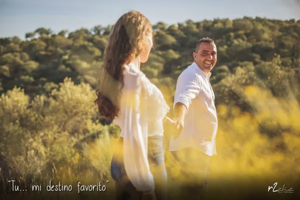 Foto 1264 de r2clic.com - Proyecto 365VecesTeQuiero (Fotos de boda y frases de amor). Reportaje de pre boda en Extremadura. Novios paseando cogidos de la mano. Frase acompañando a foto: “Tu… mi destino favorito” (Reportaje de boda en Extremadura)