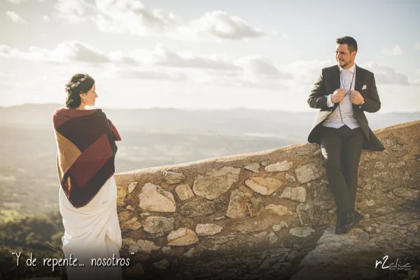 Foto 1265 de r2clic.com - Proyecto 365VecesTeQuiero (Fotos de boda y frases de amor) - Reportaje de boda en Extremadura. Novios sobre las almenas de una fortaleza medieval. Frase acompañando a foto: "Y de repente… nosotros” (Reportaje de boda en Extremadura)