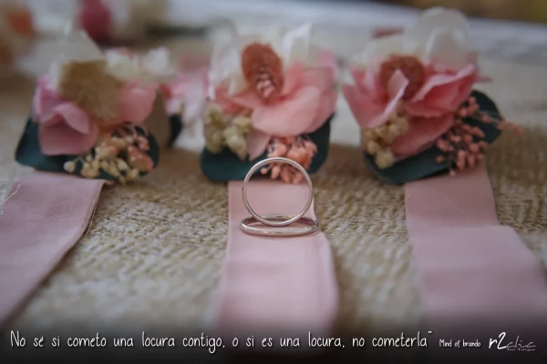 Foto 1269 de r2clic.com - Proyecto 365VecesTeQuiero (Fotos de boda y frases de amor). Preparativos d la Novia en Cáceres - Hospes palacio de Arenales. Alianzas sobre brazaletes de los niños de arras. Frase acompañando a foto:

“No sé si cometo una locura contigo, o si es una locura, no cometerla” Mind of brando (Reportaje de boda en Cáceres - Hospes Palacio de Arenales)