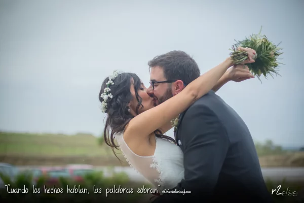 Foto 1271 de r2clic.com - Proyecto 365VecesTeQuiero (Fotos de boda y frases de amor) · Reportaje de boda en Cáceres. Novios besándose bajo la lluvia. Frase acompañando a foto: “Cuando los hechos hablan, las palabras sobran” @DeGeniosPoetasyLocos (Reportaje de boda en Cáceres)