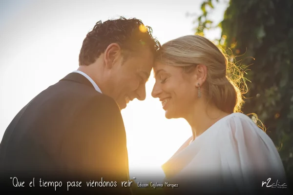 Foto 1274 de r2clic.com - Proyecto 365VecesTeQuiero (Fotos de boda y frases de amor). Reportaje de boda en Cáceres - Hospes palacio de Arenales. Novios al atardecer uniendo sus frentes y sonriendo. Frase acompañando a foto: “Que el tiempo pase viéndonos reír” Edisson Cajilima Márquez (Reportaje de boda en Cáceres - Hospes Palacio de Arenales)