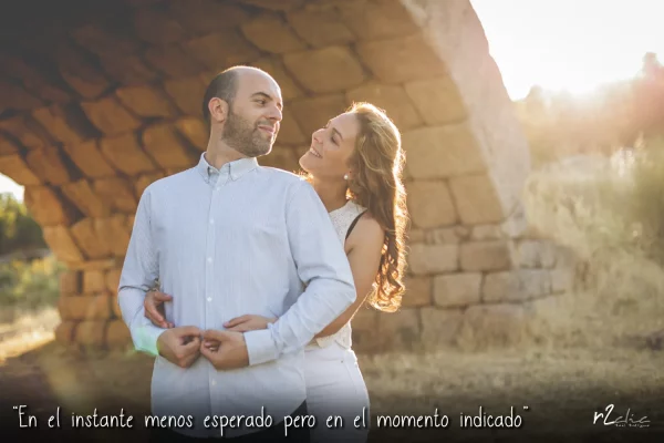 Foto 1277 de r2clic.com - Proyecto 365VecesTeQuiero (Fotos de boda y frases de amor) · Preboda en Extremadura. Novia abrazando al novio y sonriendo. Frase acompañando a foto: “En el instante menos esperado pero en el momento indicado” (Reportaje de boda en Extremadura)