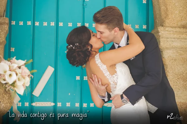 Foto 1278 de r2clic.com - Proyecto 365VecesTeQuiero (Fotos de boda y frases de amor) · Reportaje de boda en Extremadura. Novios besándose frente a una puerta azul. Frase acompañando a foto: · “La vida contigo es pura magia” (Reportaje de boda en Extremadura)