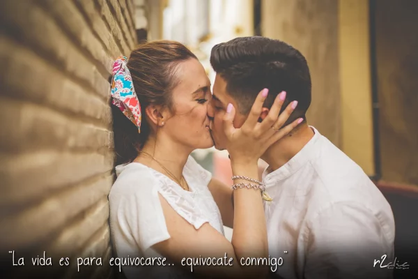 Foto 1279 de r2clic.com - Proyecto 365VecesTeQuiero (Fotos de boda y frases de amor). Reportaje de preboda en Sevilla. Novios besándose en el barrio de Santa Cruz (Sevilla). Frase acompañando a foto:

“La vida es para equivocarse.. equivócate conmigo” (Reportaje de preboda en Sevilla)
