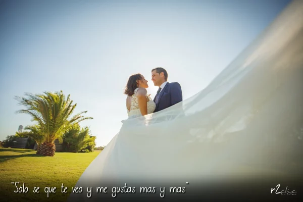 Foto 1283 de r2clic.com - Proyecto 365VecesTeQuiero (Fotos de boda y frases de amor) · Reportaje de boda en Tarifa - Playa de Valdevaqueros. Vestido de novia flotando en el aire y novios abrazados. Frase acompañando a foto: · “Sólo se que te veo y me gustas mas y mas” (Reportaje de boda en Tarifa - Playa de Valdevaqueros)