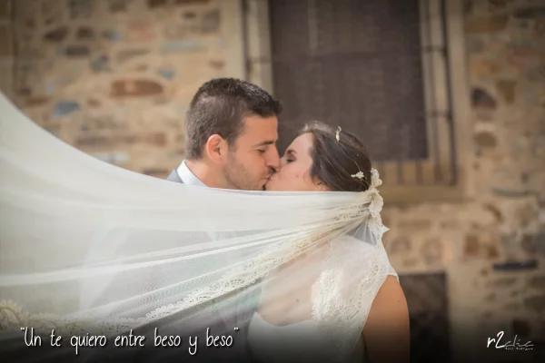 Foto 1286 de r2clic.com - Proyecto 365VecesTeQuiero (Fotos de boda y frases de amor) · Reportaje de boda en Cáceres. Novios besándose tras el velo de la novia en la zona monumental. Frase acompañando a foto: “Un te quiero entre beso y beso” (Reportaje de boda en Cáceres)