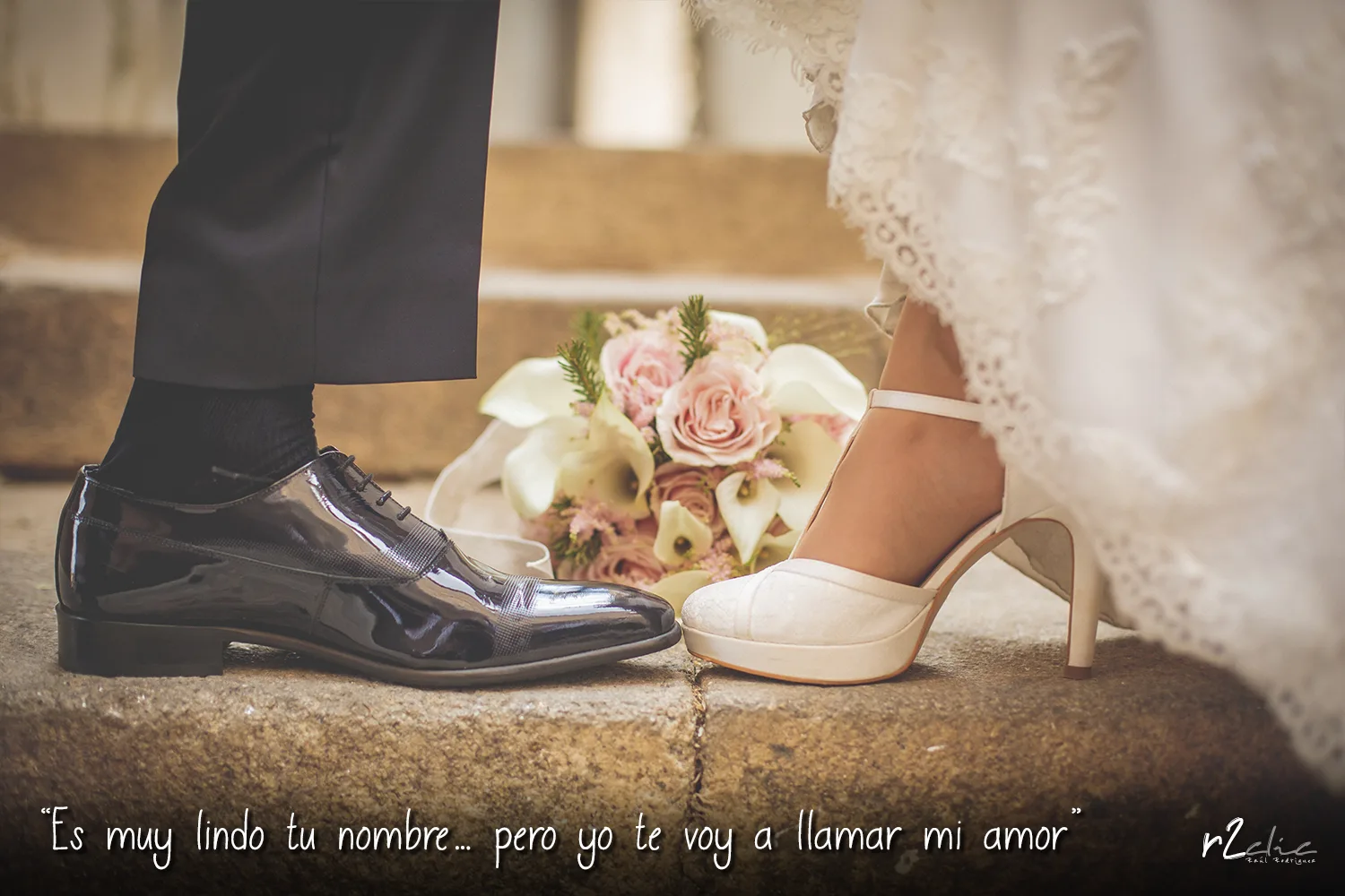 Foto 1301 de r2clic.com - Proyecto 365VecesTeQuiero (Fotos de boda y frases de amor) · Reportaje de boda en Cáceres. Ramo de novia entre los pies de los novios. Frase acompañando a foto: “Es muy lindo tu nombre… pero yo te voy a llamar mi amor” (Reportaje de boda en Cáceres)