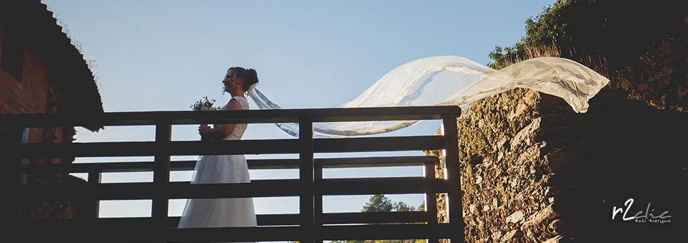 Frase 1373 de las mejores fotos de boda de r2clic.com - Proyecto 365VecesTeQuiero · Velo de la novia flotando en el aire sobre un puente de madera. Frase acompañando a foto: “Me enamoré de tus alas, jamás te las voy a querer cortar” (Reportaje de boda en Extremadura)