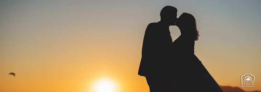 Frase 1378 y una de las mejores fotos de boda de r2clic.com - Proyecto 365VecesTeQuiero · Contraluz de novios en la playa de Tarifa durante la puesta de sol. Frase acompañando a foto: “El secreto es encontrar a alguien que no te necesite para nada pero a la vez te quiera para todo”(Reportaje de boda en Tarifa)