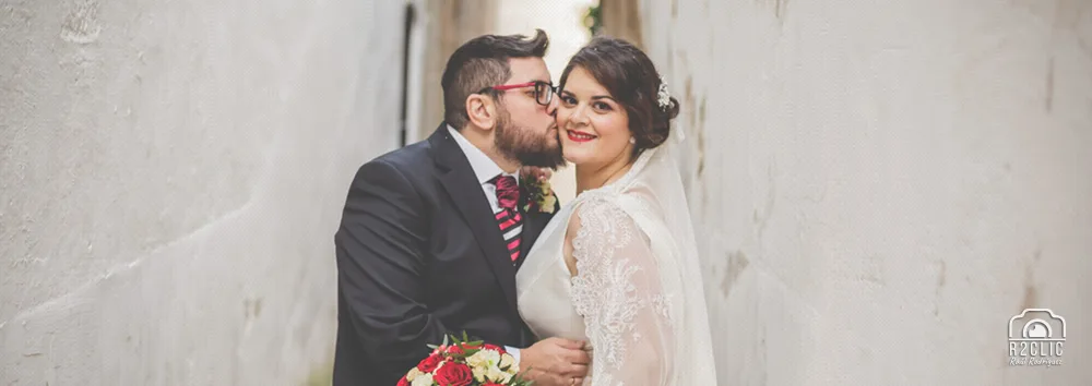 Frase 1395 y una de las mejores fotos de boda de r2clic.com - Proyecto 365VecesTeQuiero · Novia junto al novio mirando por encima de su hombro en un edificio abandonado. Frase acompañando a foto: “Que el cariño se vuelva la rutina más bonita” Anabely Viera (Reportaje de boda en cáceres)