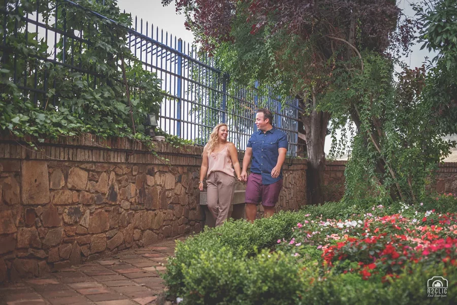 Novios paseando por un jardín. Boda en Cáceres - Preboda en los Jardines de Ulloa [J&Z]