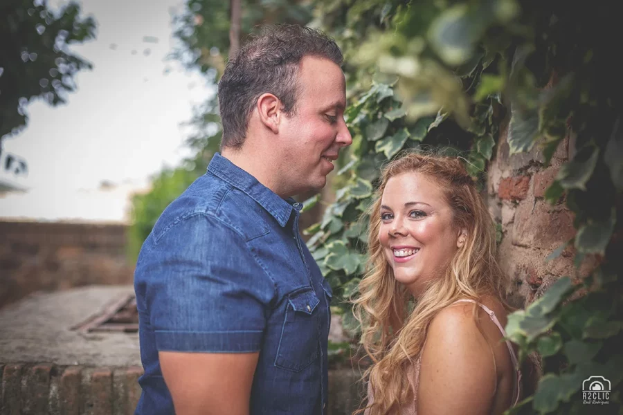 Novios junto a una enredadera. Boda en Cáceres - Preboda en los Jardines de Ulloa [J&Z]