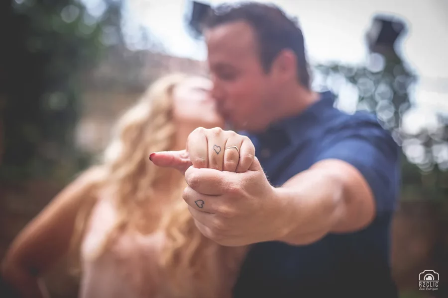 Novios mostrando el anillo de compromiso. Boda en Cáceres - Preboda en los Jardines de Ulloa [J&Z]