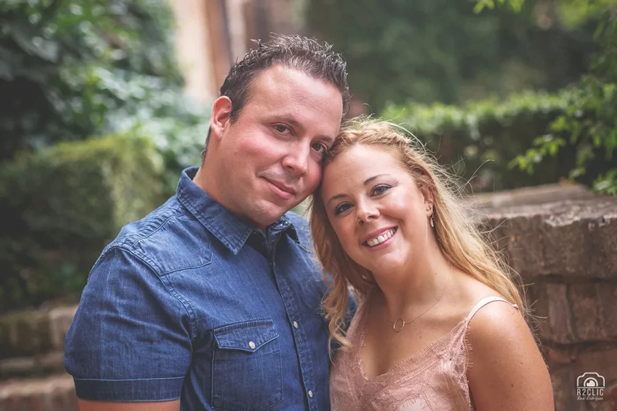 Novios abrazados sonriendo a la cámara. Boda en Cáceres - Preboda en el casco antiguo [J&Z]