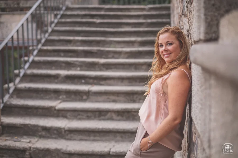 Novia posando sonriendo. Boda en Cáceres - Preboda en el casco antiguo [J&Z]